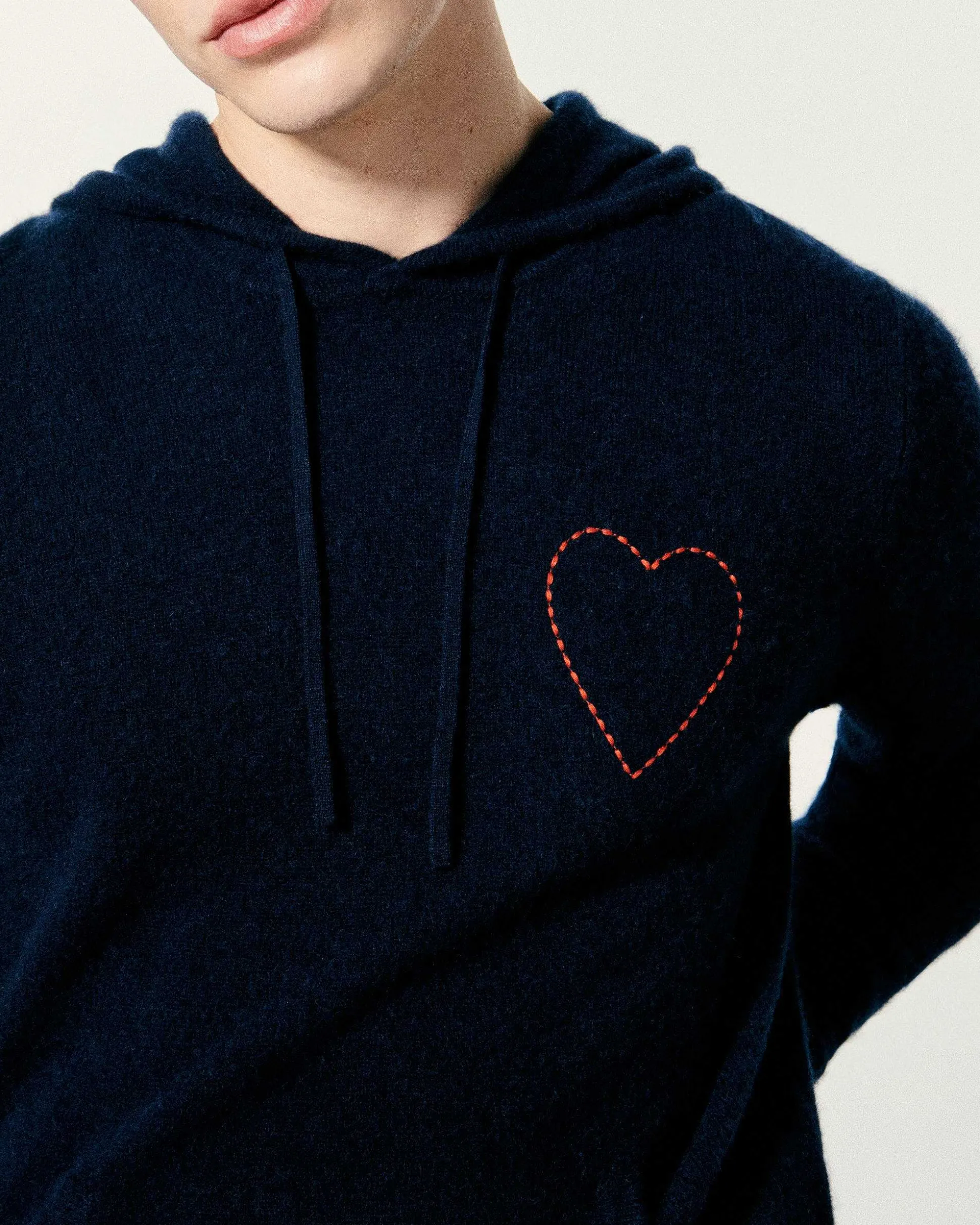 Pull Hoodie Coeur Brode