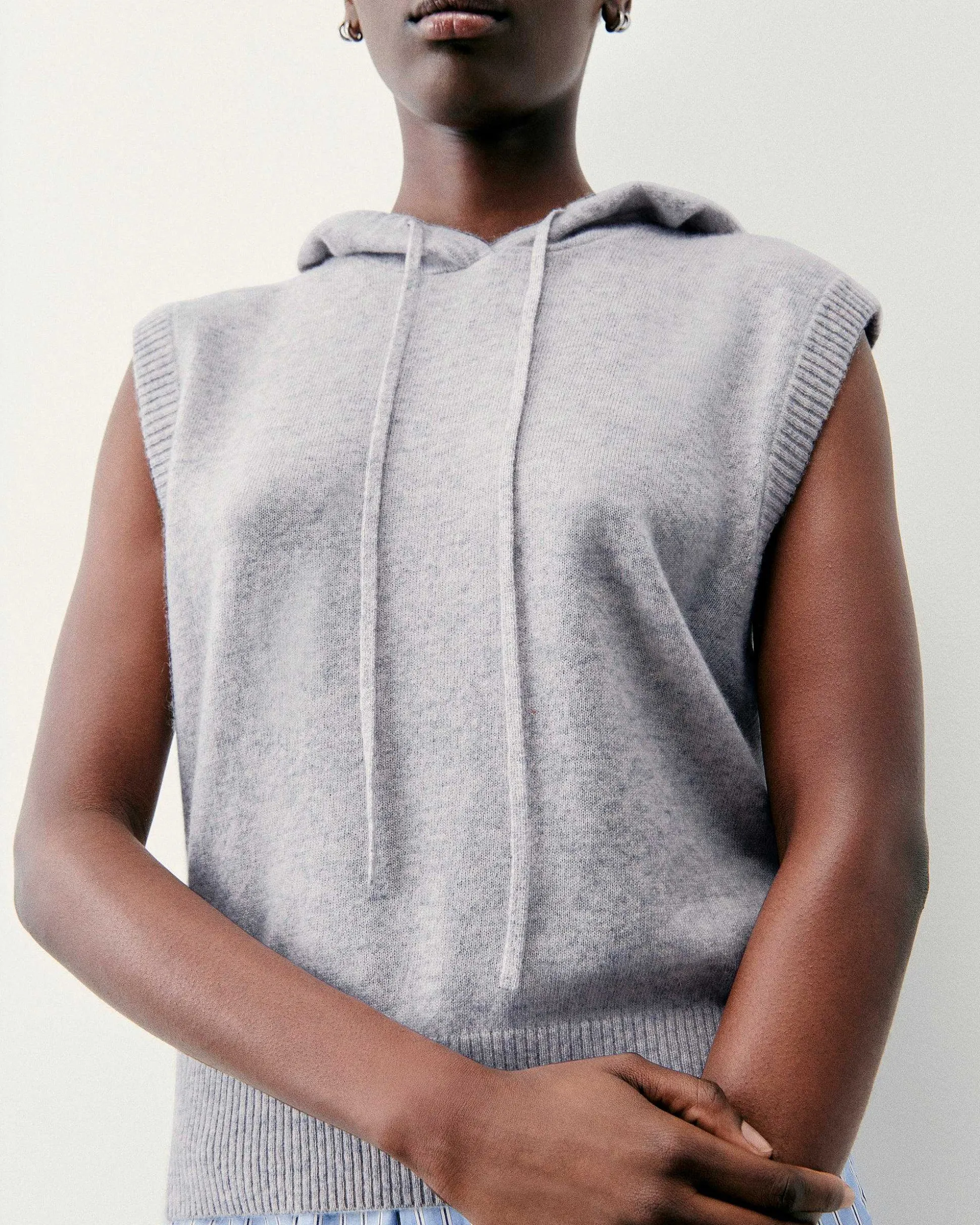 Pull Sans Manche Capuche